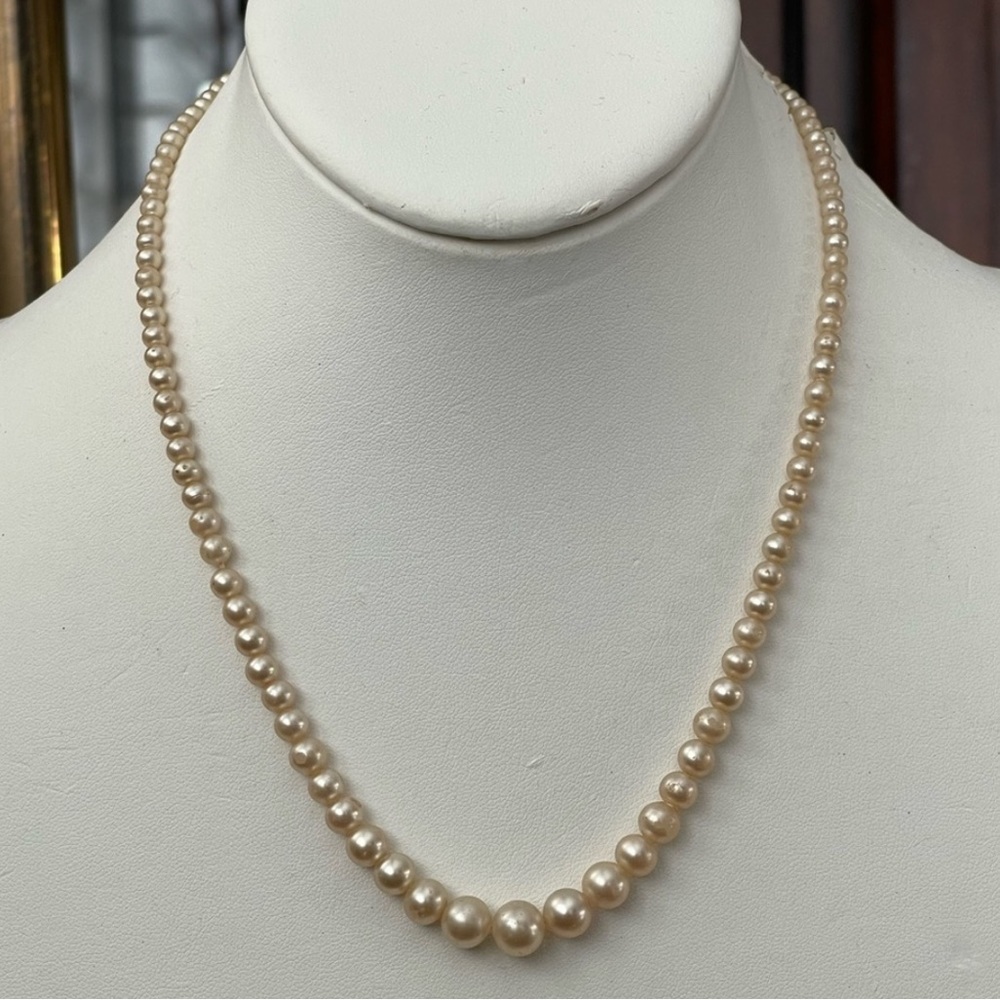 Vintage faux graduated cream white pearl silver tone clasp necklace